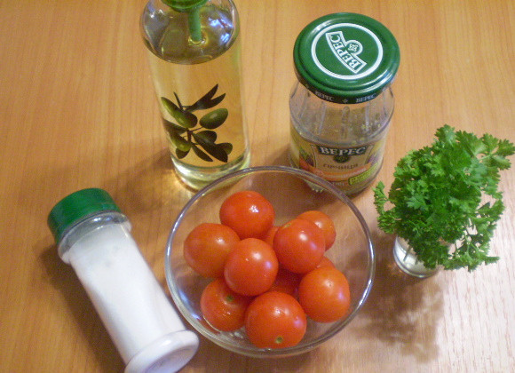 1. Этап. Помидоры кусочками с зеленью: Зелень и помидоры нужно тщательно вымыть.