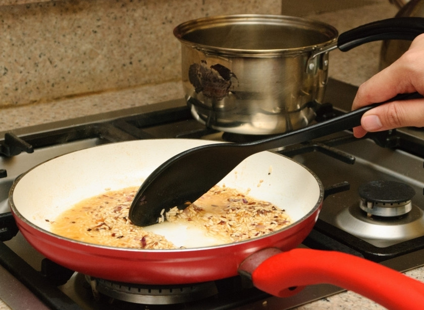 1. Этап. Ризотто вегетарианское: Когда рис обжариться немного, добавьте овощного бульона.