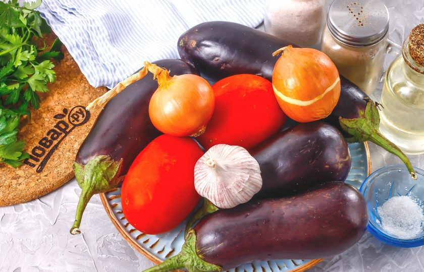 1. Этап. Баклажанная икра без уксуса: Подготовьте указанные ингредиенты.