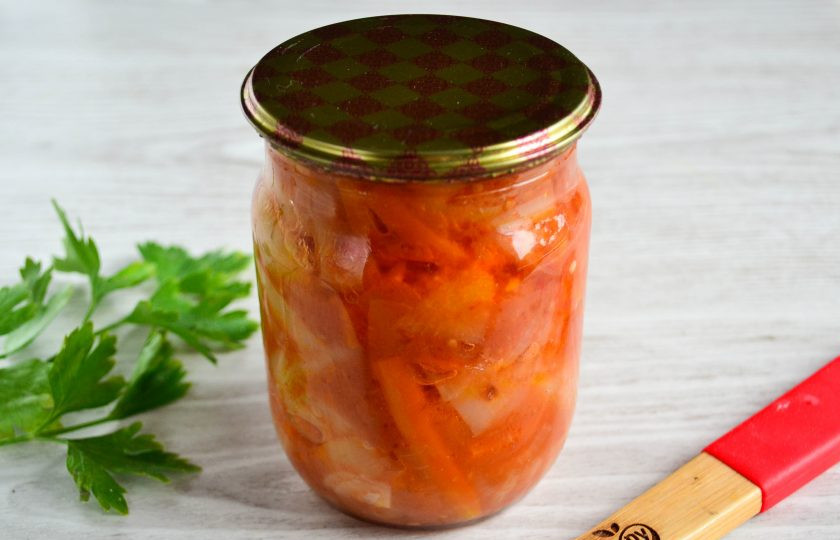 1. Этап. Закуска из перца и моркови на зиму: Закатайте банки металлическими крышками и оставьте до полного остывания. Затем уберите в прохладное место.