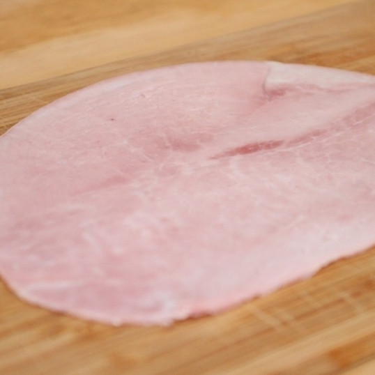 1. Этап. Рулетики из ветчины с начинкой: Берем кусочек ветчины.