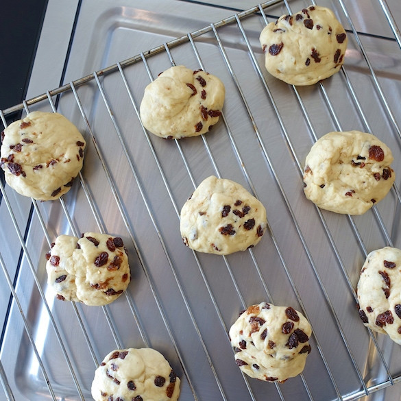 1. Этап. Булочки с изюмом в духовке: 7. Скатайте небольшой шарик и выложите на решетку для духовки. Оставьте булочки еще на 15 минут.