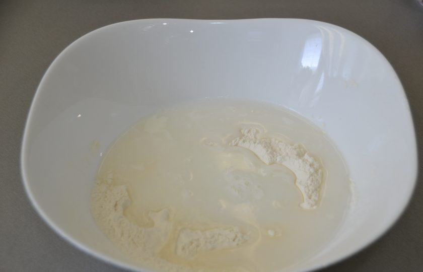 1. Этап. Хворост из жидкого теста: Влейте 150 г воды.