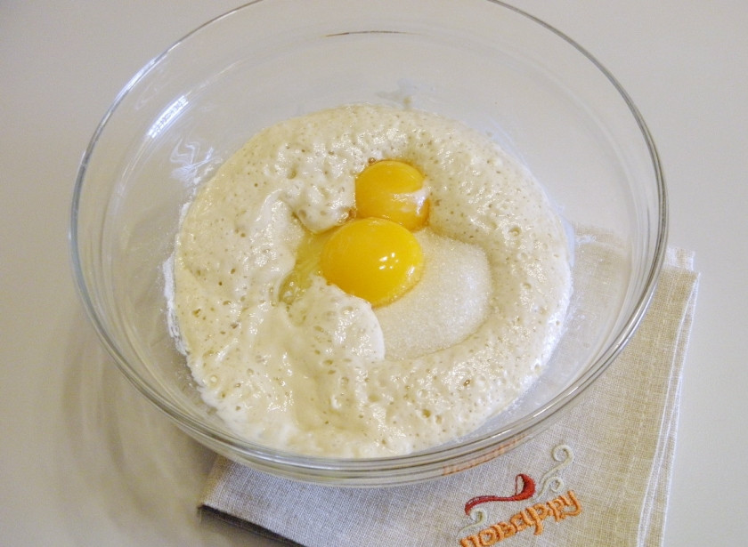 1. Этап. Пасхальный кулич: Введите в опару оставшийся сахар, яйца и сливочное масло топленое. Перемешайте хорошо.