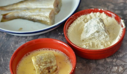 1. Этап. Жареная навага в муке и яйце: Сначала обваляйте кусочек наваги в муке, довольно плотно, чтобы мука хорошенько обволокла рыбу, остатки муки стряхните. А затем поместите этот кусок рыбы в миску с яйцом и хорошенько искупайте кусок наваги во взбитом яйце. Специально поставила на фото цифры, чтобы не перепутать очерёдность.