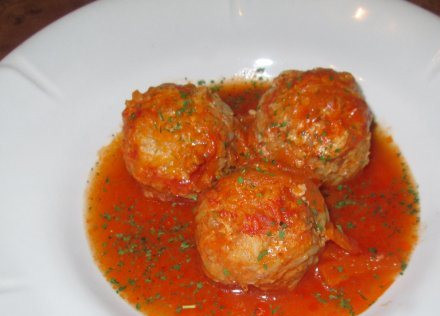 1. Этап. Ежики на сковороде: 5. Ждем, пока закипит, а потом на медленном огне тушим еще 20-30 минут. Подаем с соусом. Приятного аппетита!