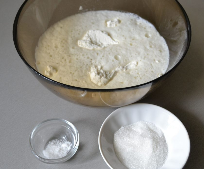 1. Этап. Веганские блинчики: Добавьте соль и сахар.