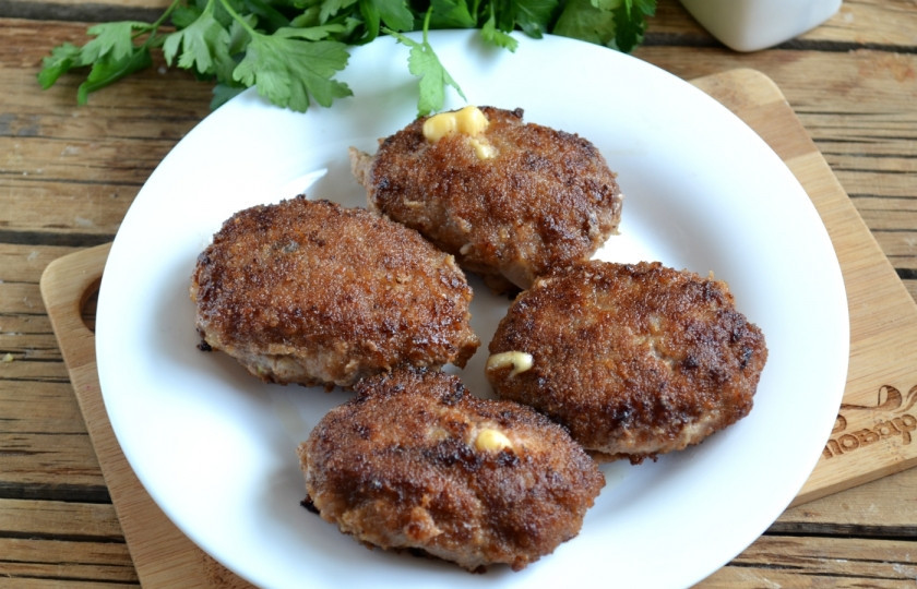 1. Этап. Котлеты из фарша с начинкой: Котлеты из фарша с начинкой из сыра готовы. Подавайте горячими.