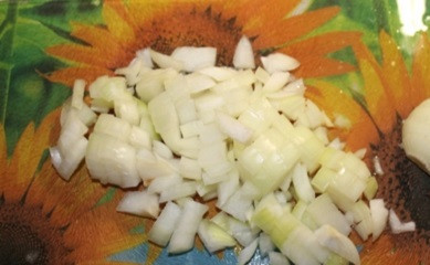 1. Этап. Пирожки с печенью в духовке: 3. Пока жарится печень очистить луковицы и нарезать мелкими кубиками.