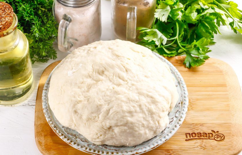 1. Этап. Чебуреки в казане: Готовое тесто накройте пищевой пленкой и дайте ему отдохнуть примерно 20 минут.