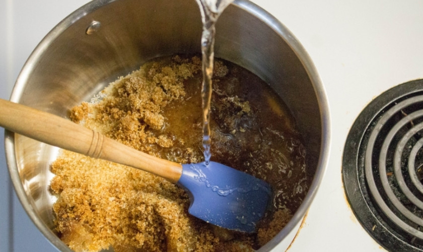 1. Этап. Взрывная карамель: 1. Смешаем воду, сахар, разрыхлитель и кленовый сироп. Ставим на плиту.