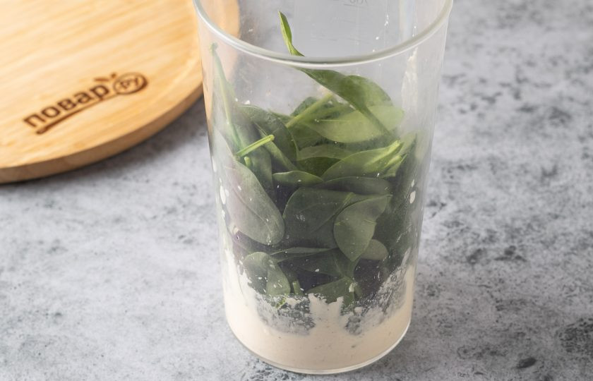 1. Этап. Соус из шпината: Шпинат помойте, обсушите, добавьте в стакан для блендера. Ещё раз измельчите все вместе.