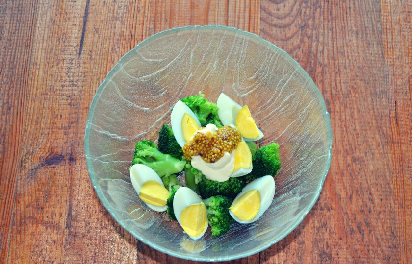 1. Этап. Салат с брокколи и яйцом: Добавьте горчицу по вкусу.