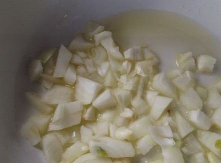 1. Этап. Классический грибной суп: На разогретую сковороду с небольшим количеством масла отправляем очищенный и мелко нарезанный лук. Обжариваем его до золотистого цвета.