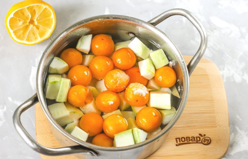 1. Этап. Компот из кабачков и алычи: Влейте воду и поместите емкость на плиту. С момента закипания жидкости в ней отварите компот 20 минут до мягкости кабачковой нарезки. Ошпарьте банку и крышку кипятком.