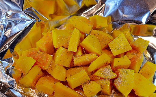 1. Этап. Салат с пряной тыквой Осенний блюз: Тыкву почистите, нарежьте кубиком, посыпьте солью, сахаром, пряностями. Сбрызните маслом грецкого ореха. Заверните в фольгу и запеките в разогретой до 180 градусов духовке 30 минут.