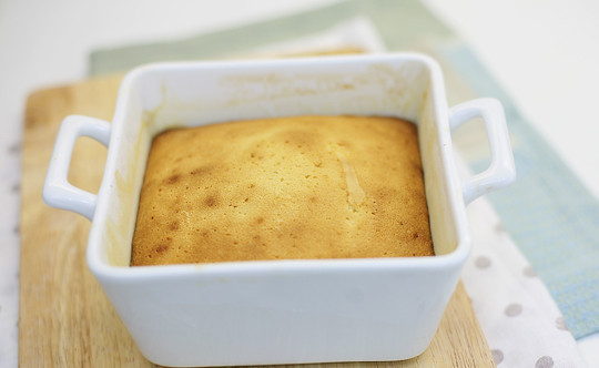 1. Этап. Бисквит на сметане: 5. Выпекайте до образования румяной корочки и сухой спички. Дайте бисквиту немного остыть, затем аккуратно достаньте из формы и оставьте до полного остывания.