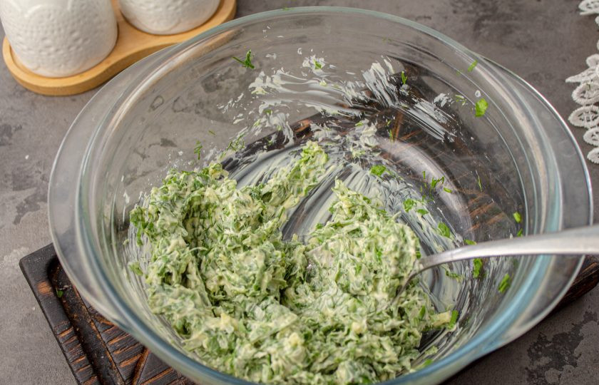 1. Этап. Зеленое масло с рукколой: Тщательно перемешайте масло с зеленью.