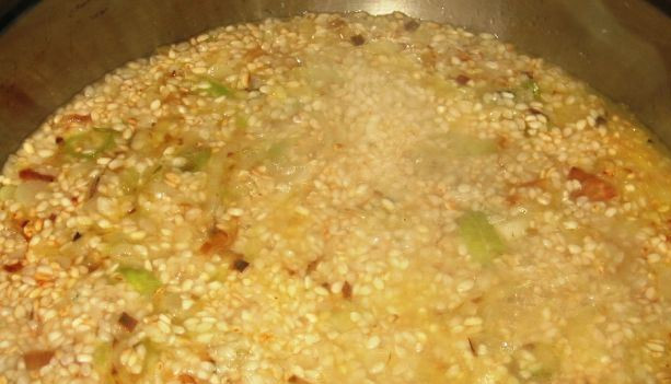 1. Этап. Ризотто с сыром Пармезан: Добавляем 1 стакан горячего бульона. Тушим рис, пока не впитается весь бульон. Затем таким же образом подливаем бульон еще дважды.