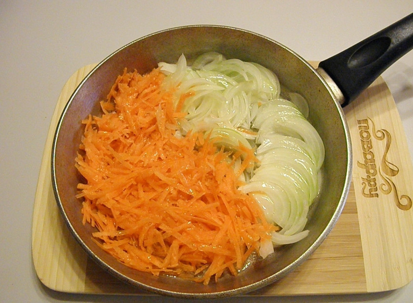 1. Этап. Постные щи из квашеной капусты: Отправьте жариться овощи на растительном масле. Используйте 2-3 столовые ложки рафинированного масла.