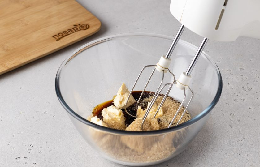 1. Этап. Имбирное печенье на год Кролика: В другой миске взбейте миксером сахар, сливочное масло и финиковый сироп с ванильным ароматизатором.