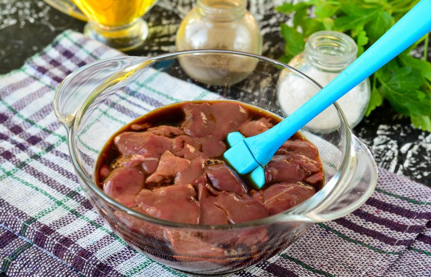 1. Этап. Куриная печень в соусе терияки: Залейте печень соусом терияки и оставьте мариноваться на 15 минут.