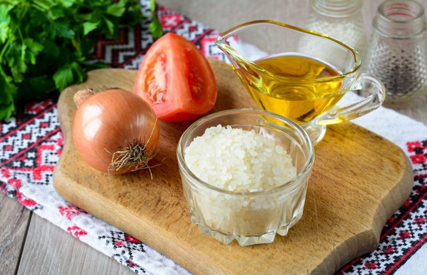 1. Этап. Рассыпчатый рис в сковороде: Подготовьте ингредиенты для приготовления рассыпчатого риса в сковороде.