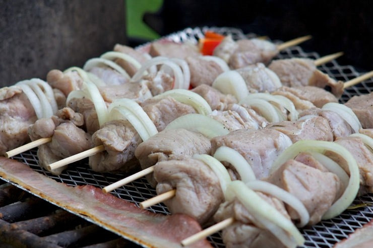 1. Этап. Мягкий шашлык из говядины: 6. Проткните кусочки мяса шампурами, поместите на мангал.