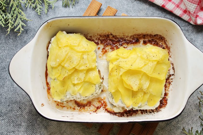 1. Этап. Треска по-поморски: Форму с рыбой по-поморски поставьте в горячую духовку и запекайте при температуре 180 градусов в течение 10-12 минут. Спустя время готовую треску по-поморски достаньте и подавайте к столу.