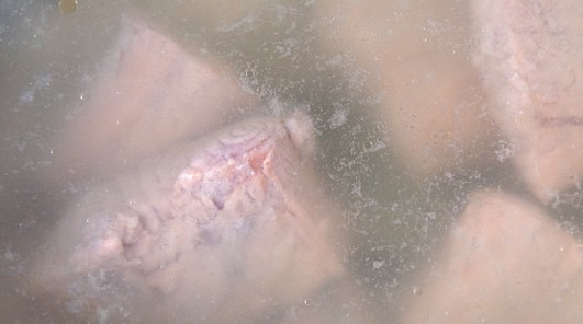 1. Этап. Молочная уха: 3. После закипания уха варится не более 15 минут. Спустя 10 минут следует достать из бульона луковицу, убавить огонь и забросить картофель.