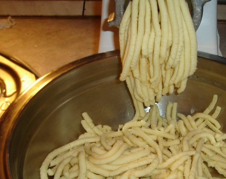 1. Этап. Печенье Муравейник: Тесто пропускаем через мясорубку.