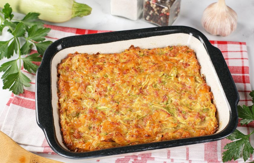 1. Этап. Запеканка из кабачков с копчёной колбасой и сыром: Запеканка из кабачков с колбасой и сыром готова. Подавать можно как в тёплом, так и в остывшем виде.