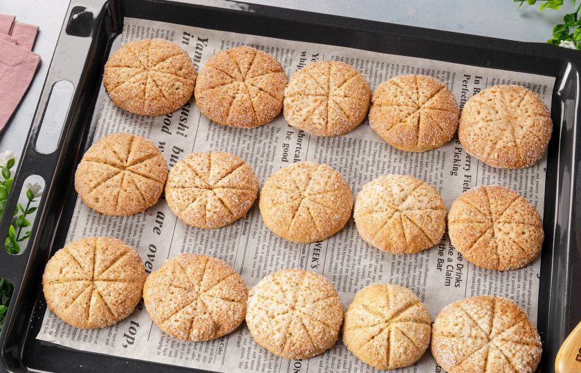 1. Этап. Коржики сахарные: Выпекайте в духовке при температуре 200 градусов около 15-17 минут. Коржики сахарные готовы.