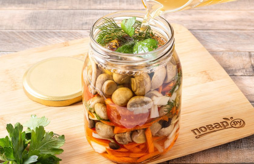 1. Этап. Грибной суп в банках на зиму: Влейте грибной бульон. Банки прикройте крышками. Стерилизуйте в кипящей воде 30 минут.