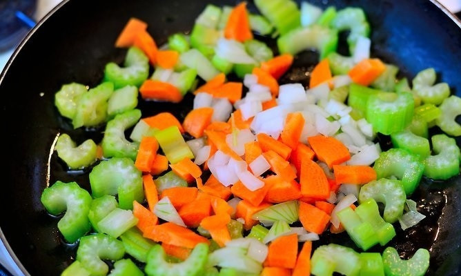 1. Этап. Чиопино: 3. Параллельно очистите и измельчите кубиками остальные овощи. Выложите в разогретое масло, обжаривайте минут 5.