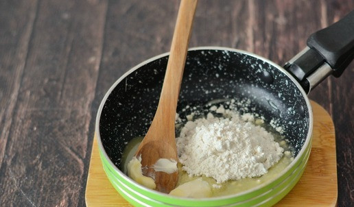 1. Этап. Брокколи с сырным соусом: Для начала приготовим сырный соус. На смеси растительного и сливочного масел слегка поджарьте муку 10-15 секунд. Помешивайте лопаточкой, чтобы не подгорело.