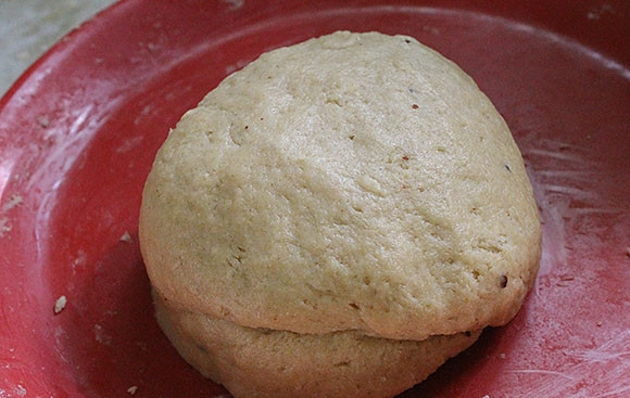 1. Этап. Простой рецепт пончиков без дрожжей: 4. Руками замесите мягкое тесто, сформируйте из него шарик.