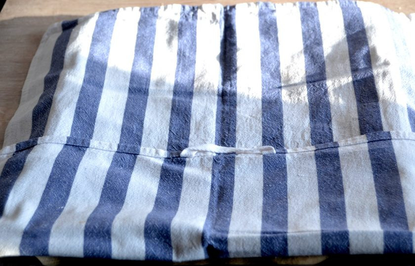 1. Этап. Ржаные лепешки на закваске: Накройте лепешки салфеткой, поставьте для брожения на 1 час.