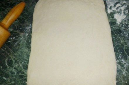 1. Этап. Пирожки из бездрожжевого теста: Снова раскатайте тесто.