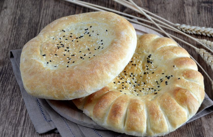 1. Этап. Лепешки Оби-нон: Какие же вкусные получились лепешки! Просто разламываем их руками и наслаждаемся ароматом и вкусом свежевыпеченного хлеба.