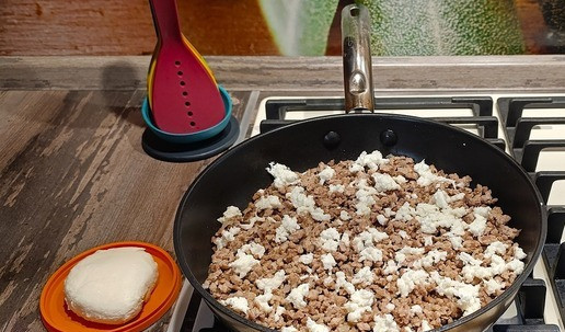 1. Этап. Чебуреки из индейки в рисовой бумаге: Сыр моцареллу потереть на терке, добавить к мясу.