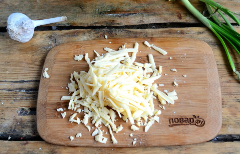 1. Этап. Нежные куриные шарики в сливочном соусе: Сыр натрите на крупной терке. Смешайте сыр со сливками и чесноком. Перемешайте.