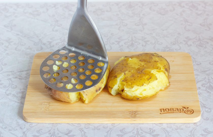 1. Этап. Молодой картофель по-португальски в горчичной заправке: Горячий вареный картофель придавите толкушкой.
