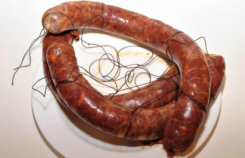 1. Этап. Домашняя сыровяленая колбаса: 7. Теперь подготовленную оболочку завязываем с одной стороны и начинаем очень плотно ее набивать. Можно оболочку на что-то натянуть, так будет проще. Обязательно завяжите оба конца. По форме и размеру колбасу делайте так, как вам нравится. Я делаю средней длины.