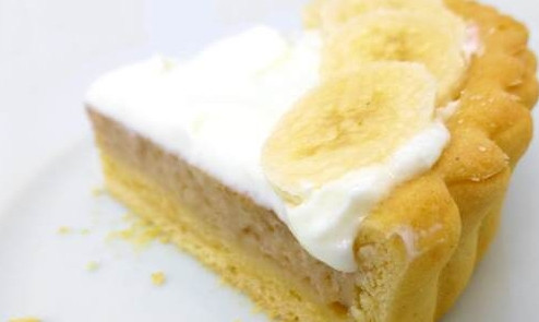 1. Этап. Быстрый пирог с бананами: 8. Когда наш быстрый пирог с бананами в домашних условиях готов его можно дополнить взбитыми сливками и кусочками банана.