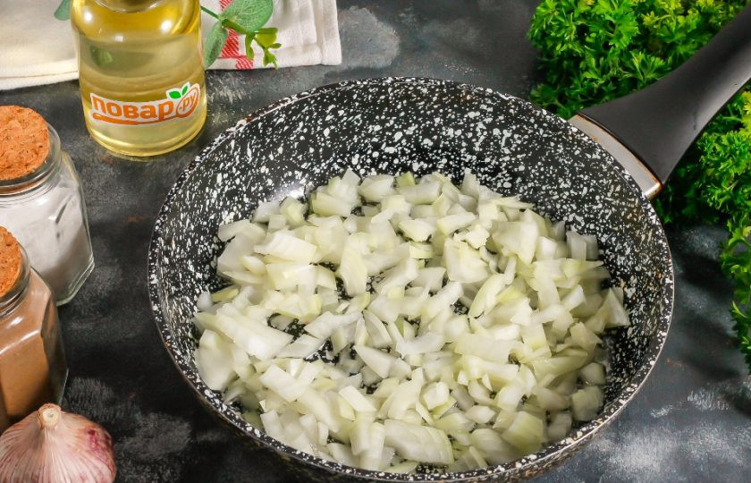 1. Этап. Пирог с мясом из теста Фило: Очистите репчатый лук от кожуры и промойте его в воде. Нарежьте мелкими кубиками и отпассеруйте на сковороде в растительном масле примерно 3-5 минут до румяности.