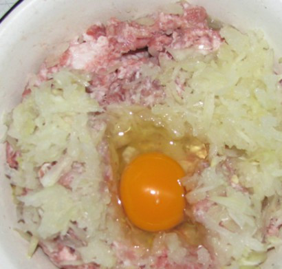 1. Этап. Биточки в духовке: 3. К мясу добавить яйцо. Если фарш слишком сухой, возможно понадобится 2 яйца.
