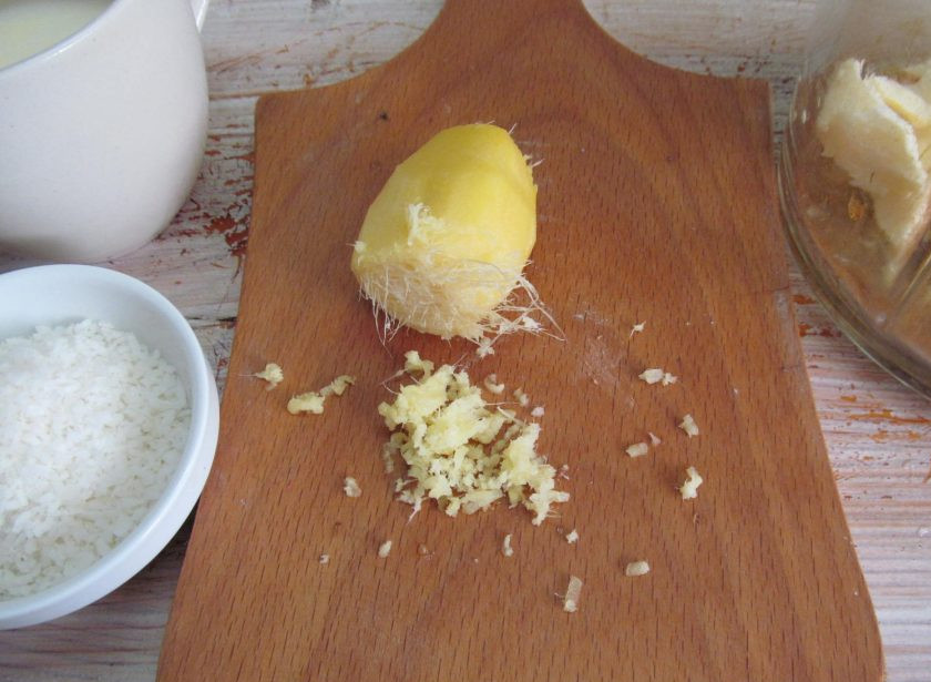 1. Этап. Молочный коктейль Золотой: Корень имбиря натрите на мелкой терке.