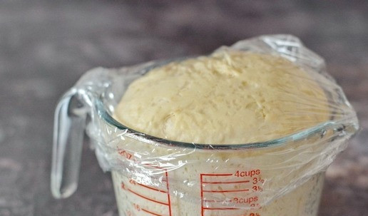 1. Этап. Сдобный калач на сливках: За это время тесто у вас будет неоднократно подниматься. Поднявшееся тесто обминайте на столе или в миске и дайте ему снова подняться. Таким образом, за 4 часа вам нужно будет сделать 3 обминки теста.