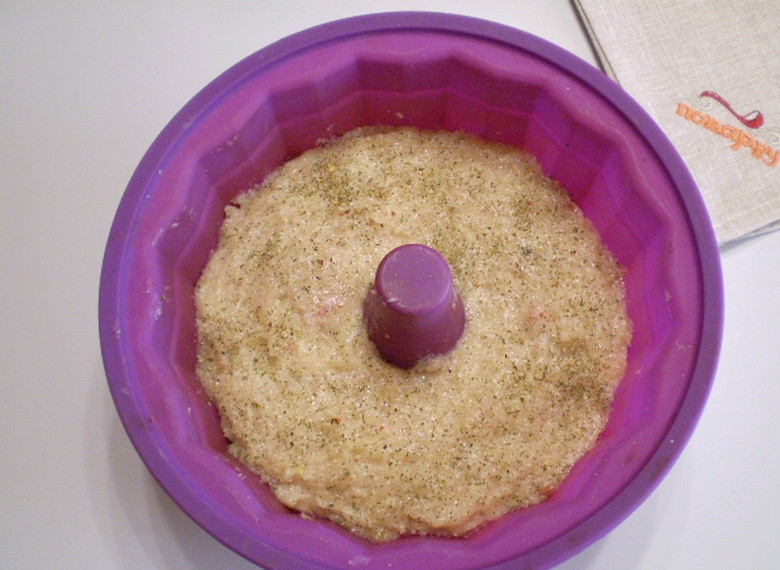 1. Этап. Куриное суфле в духовке: Форму ля запекания смажьте растительным маслом. Выложите полученный фарш, разровняйте, поставьте форму в прогретую до 170-180 градусов духовку. Выпекайте 35 минут.